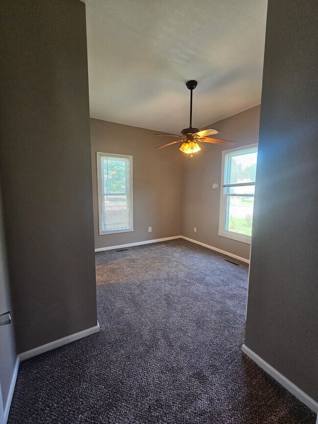 Building Photo - 2 bedroom | 1 bathroom | 1 car detached shop or garage | Large lot | Pets welcome!