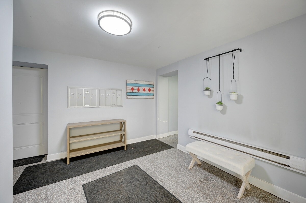 Building Photo - 1430 N Maplewood Ave