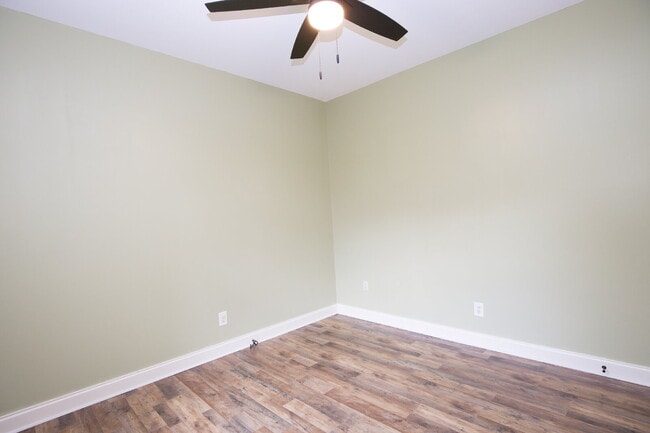 Building Photo - 102 Willow Creek Ln