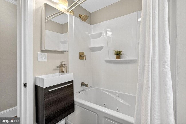 Building Photo - Spacious 3BR/1BA in Wilmington