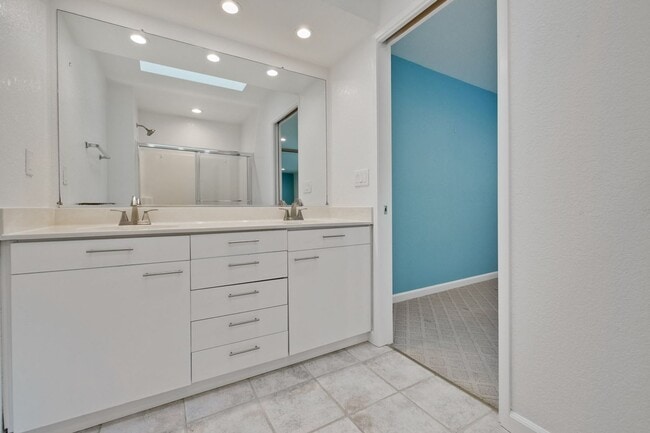 Building Photo - 2-Suite Townhome in Whisman Station Area | Easy Access to 101/237/85