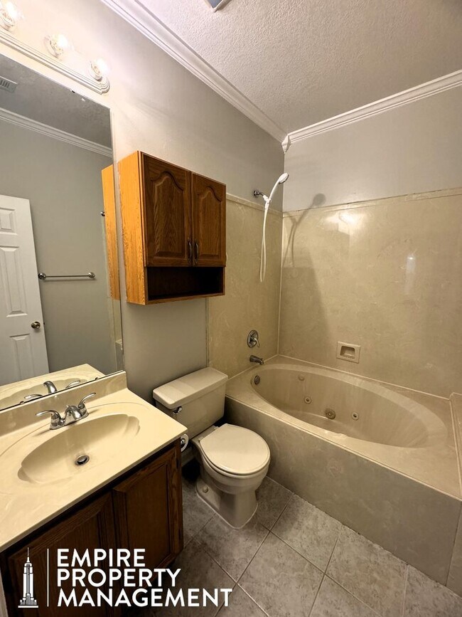 Building Photo - Move-In Special!! 1/2 Off First Month's Rent!!