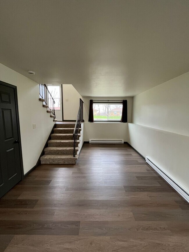 Building Photo - 545 Sandra Ln