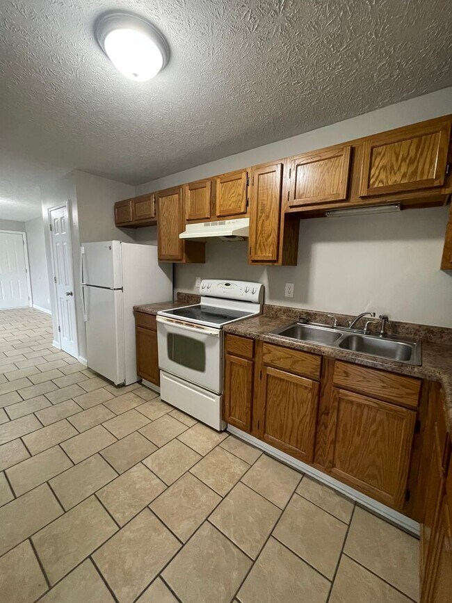 Building Photo - City Walk Apartments!