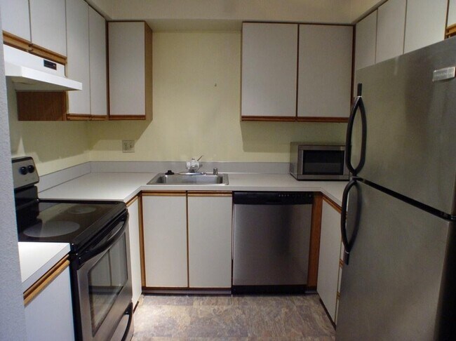 Building Photo - Updated 2BR Condo w/ 2 Covered Parking – Kenmore