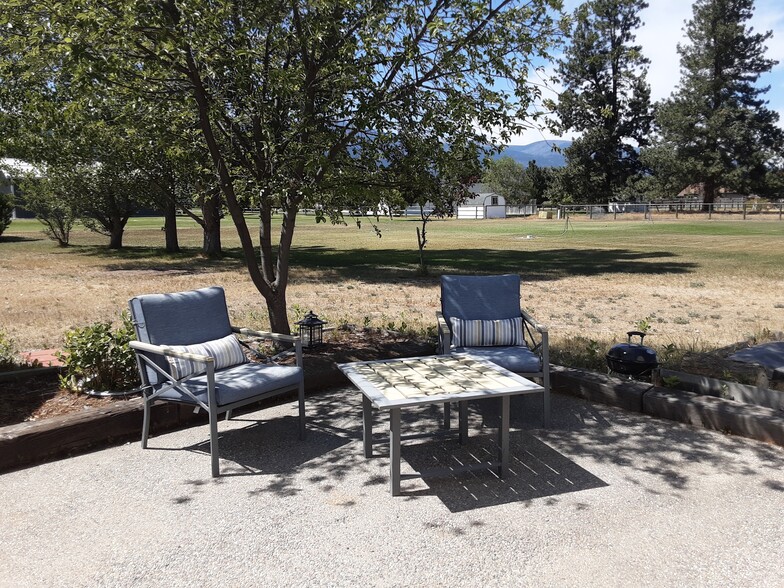 Back patio - 3951 Stevensville River Rd