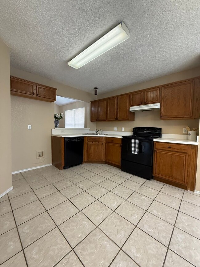 Building Photo - COMMUTER FRIENDLY / ESTABLISHED NEIGHBORHOOD