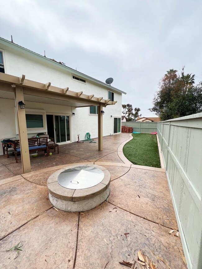 Building Photo - Stunningly Upgraded 3 Bed/2.5 Bath Home