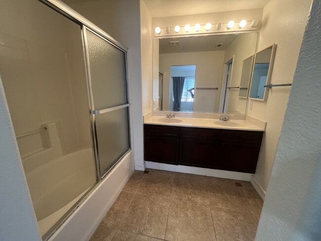 Building Photo - "Charming 3-Bed, 2.5-Bath Home in Oxnard –...