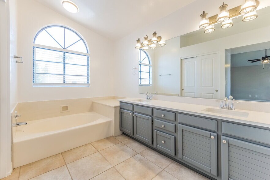 Building Photo - 25 W Gary Ave