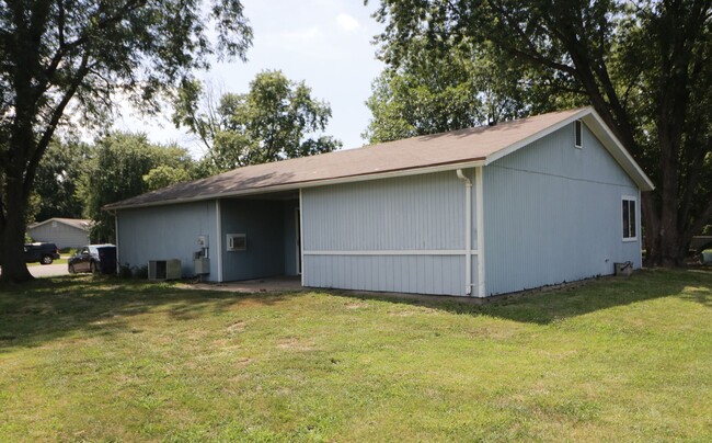 Building Photo - Beautifully built 2 bedroom house with hug...