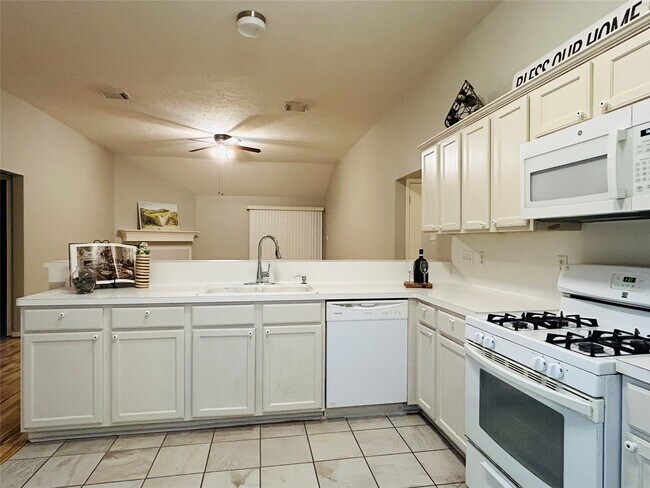 Building Photo - 1404 Helmsley Dr