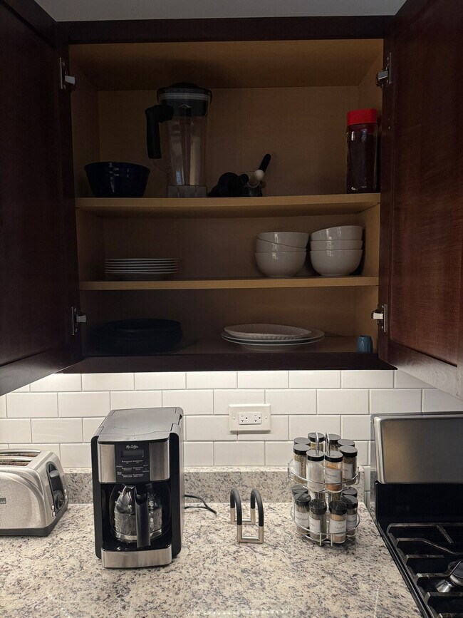 Building Photo - 1506 W Thome Ave