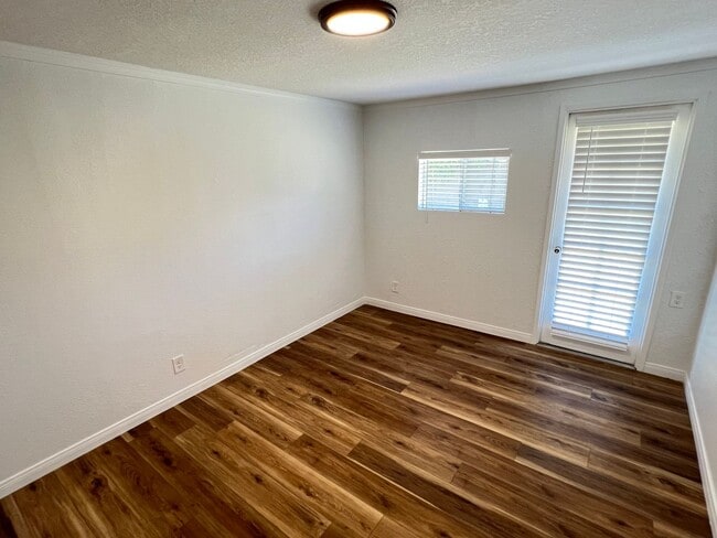 Building Photo - Adorable and Recently Upgraded 4 Bedroom P...