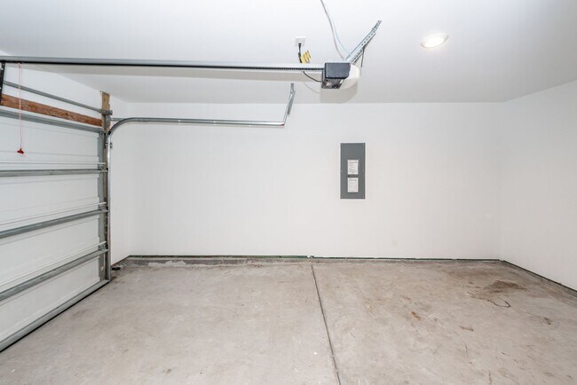 Building Photo - 3 Bedroom, 2.5 Bathroom Townhome in Cane Bay - Summerville