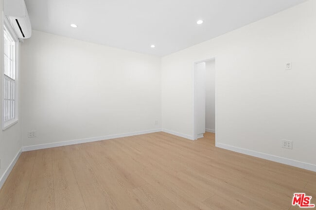 Building Photo - 345 N Sycamore Ave