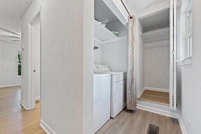 Building Photo - Nicely Remodeled 3 Bedroom House on Cul-de-Sac with Walkout Basement!