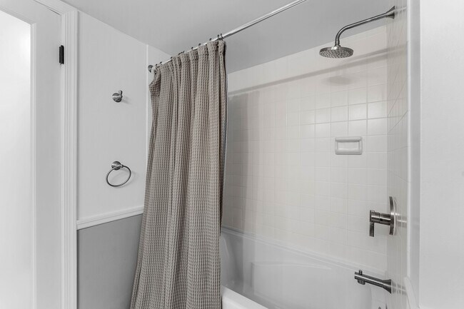 Building Photo - 5420 N Ocean Dr