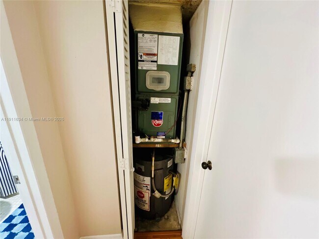 Building Photo - 1021 Mockingbird Ln