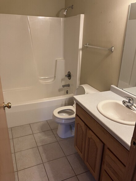 Upstairs Bath - N5223 Tamarack Ln