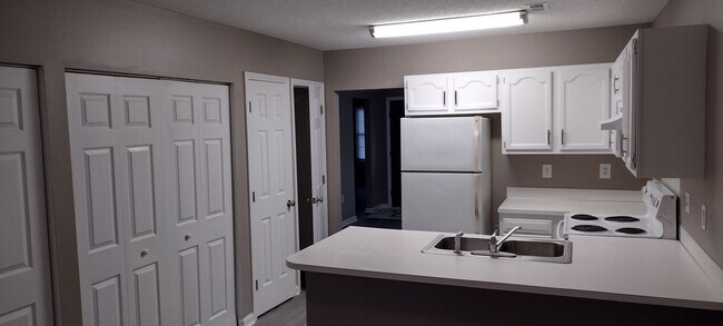 Building Photo - 1623 Dendy Ln