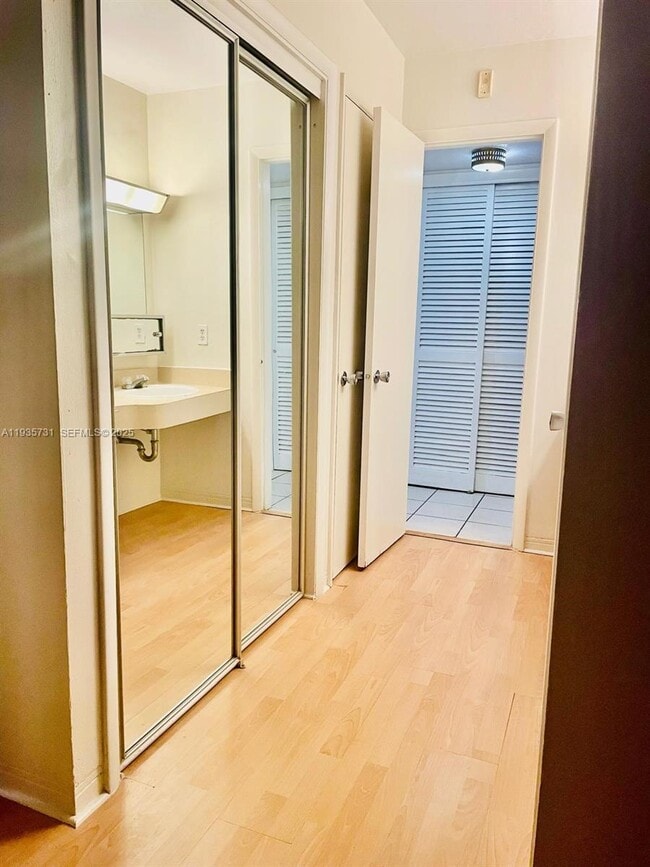 Building Photo - 1550 NE 191st St