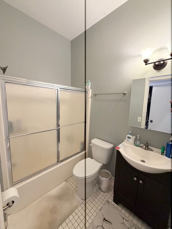 Building Photo - North Thomas 472-492