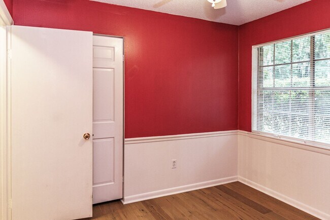 Building Photo - Beautiful 4 bedroom in the heart of Mossy ...