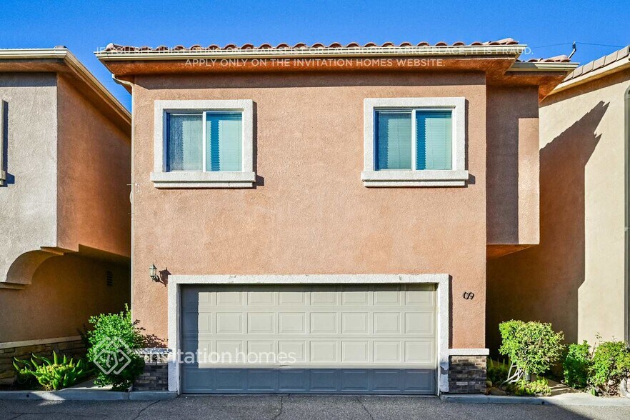 Primary Photo - 20300 Vanowen St