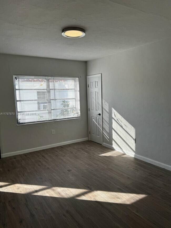 Building Photo - 541 SW 7th St