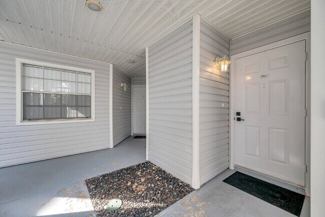 Building Photo - Charming Condo in Stonesthrow – Modern Com...