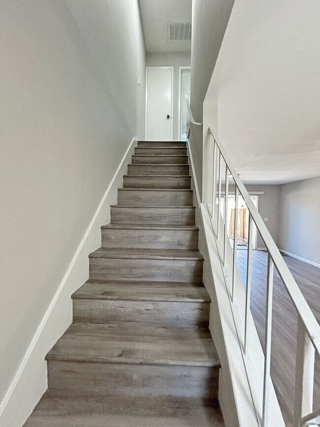Building Photo - Move-in ready Evergreen townhome with private backyard, detached 2-car garage, and great communit...