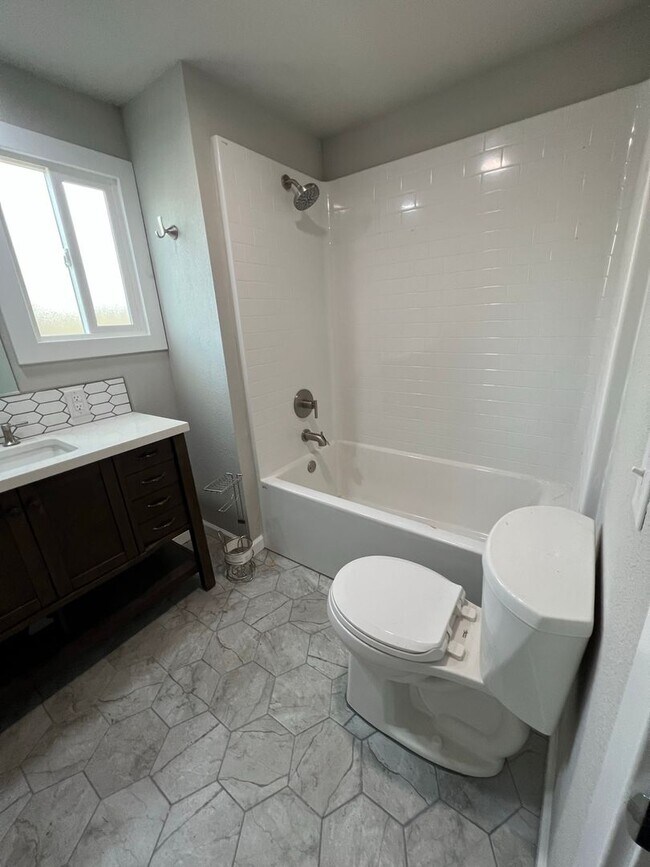 Building Photo - 2 bedroom 1 bathroom with  bonus room located in the Avenues