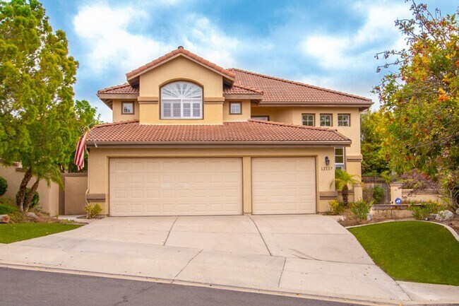 Building Photo - Beautiful + Spacious 4 bedroom/3 bath/3 Ca...