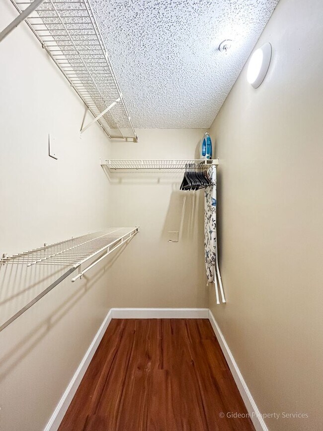 Building Photo - Beautiful 4/4 Condo in University Terrace