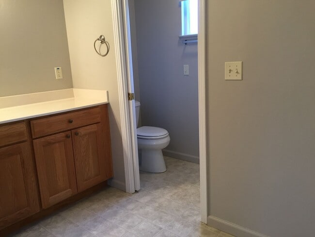 Building Photo - Spacious 3 bed 2 bathroom with 2 car garage