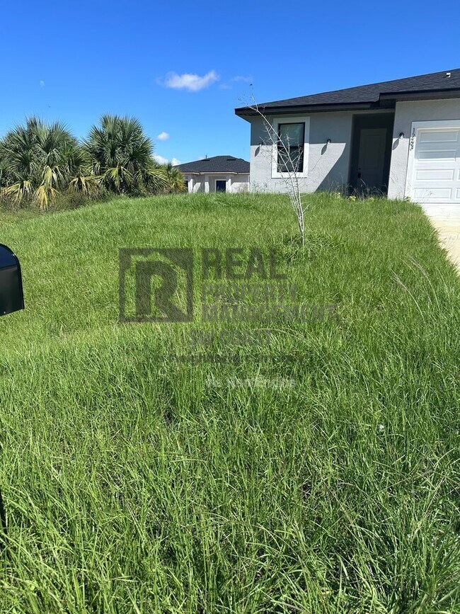 Building Photo - 1263 Hillcrest St E