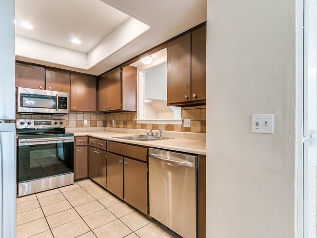 Building Photo - Just remodeled Duplex Home