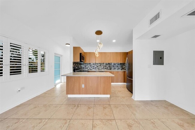 Building Photo - 6905 Bay Dr