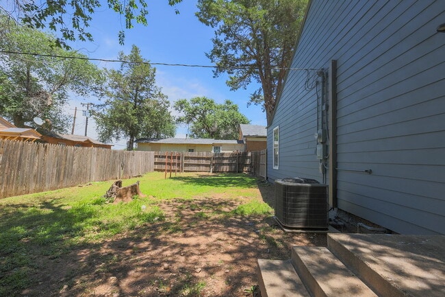 Building Photo - 3/2 with Bonus room!