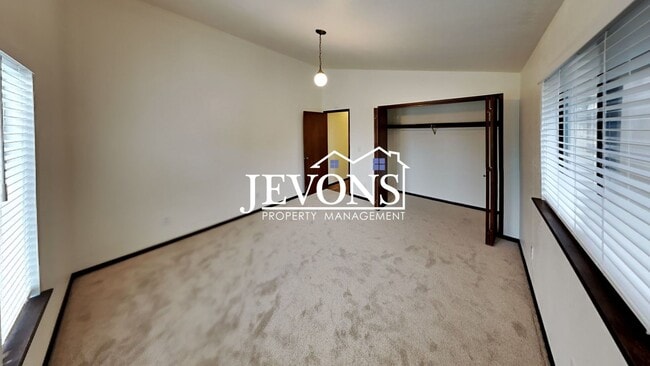 Building Photo - 1202 S 39th Ave