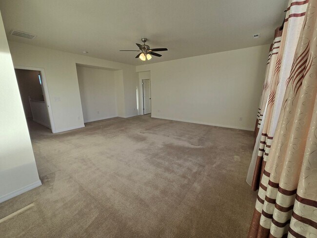 Building Photo - Spacious 4 Bedroom Single Family Home