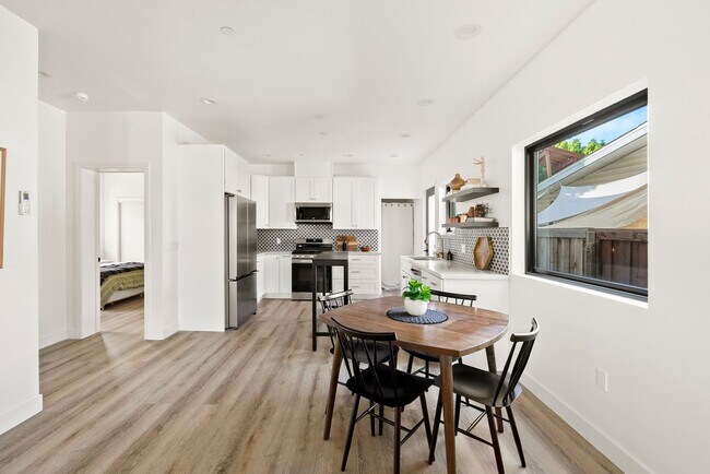 Building Photo - Stunning brand new construction, modern lu...