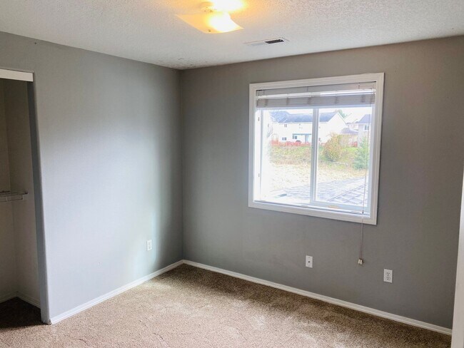 Building Photo - 812 Lark Dr