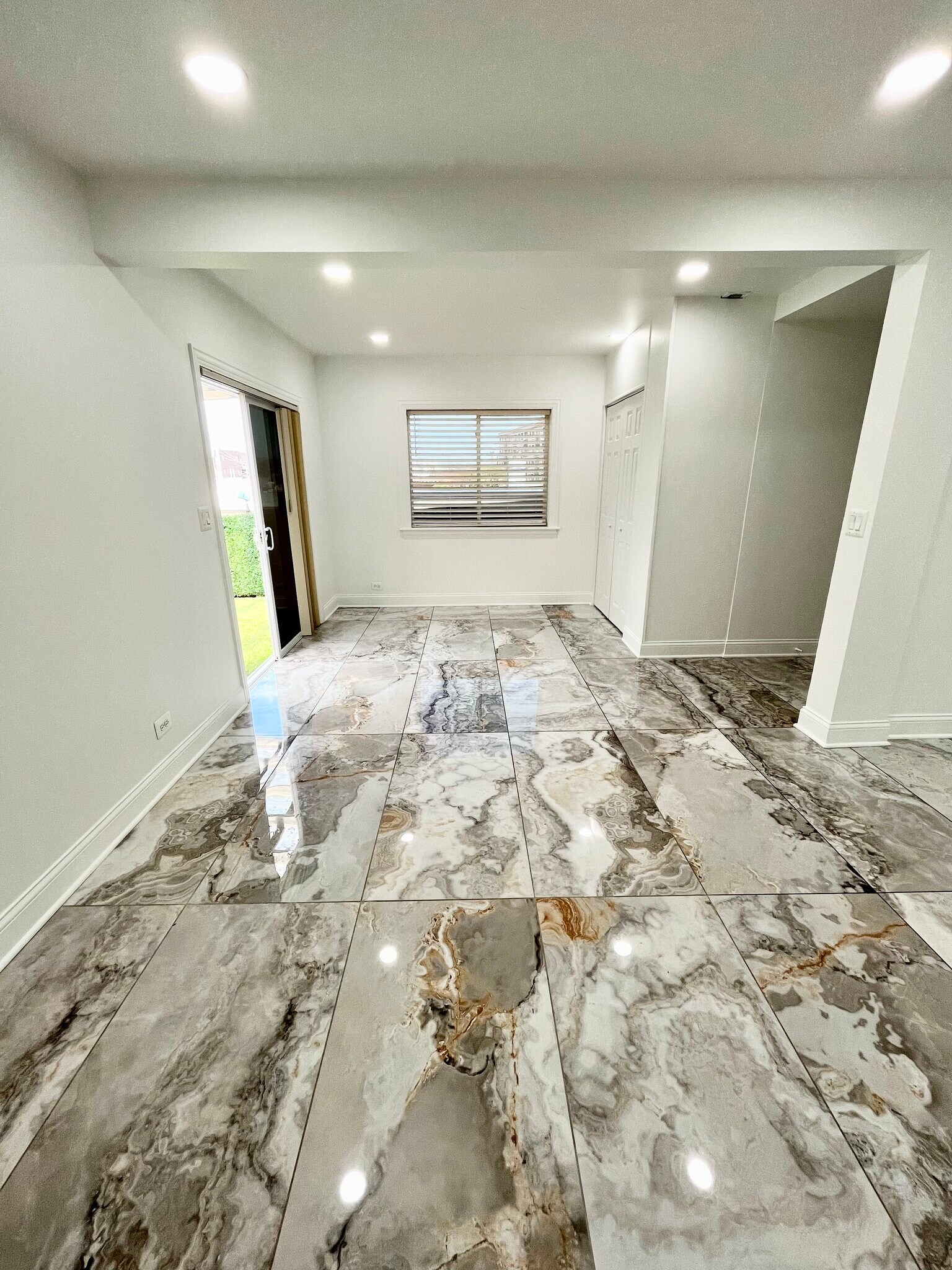 Building Photo - 6712 N Clark St