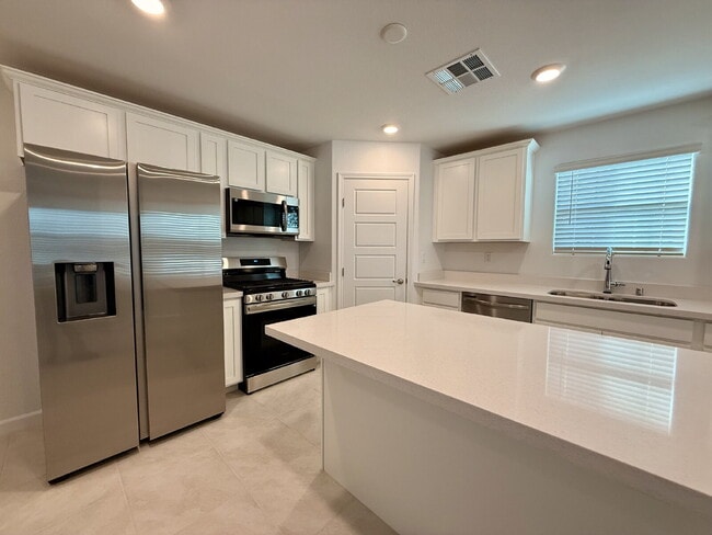 Building Photo - 3 BED 2.5 BATH 2 CAR GARAGE TOWNHOUSE IN CADENCE HENDERSON WITH LOFT