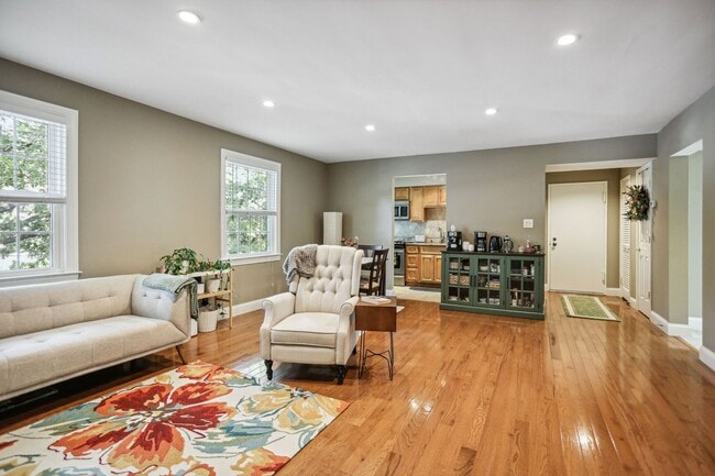 Building Photo - Spacious 2BR/1BA in Rock Creek Gardens!