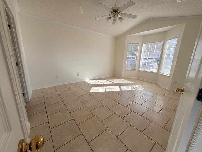 Building Photo - SummerBrooke Home, Plenty of Sunshine, Privacy, & Backyard Space!