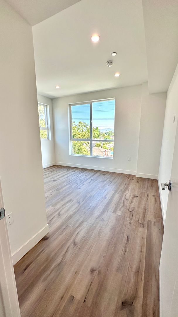Building Photo - Affordable 1-Bedroom Top Floor Unit with M...