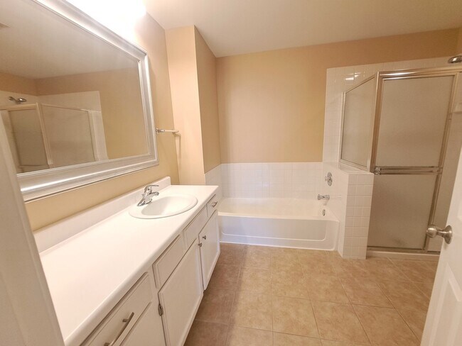 Building Photo - 2940 Heatherwood Dr